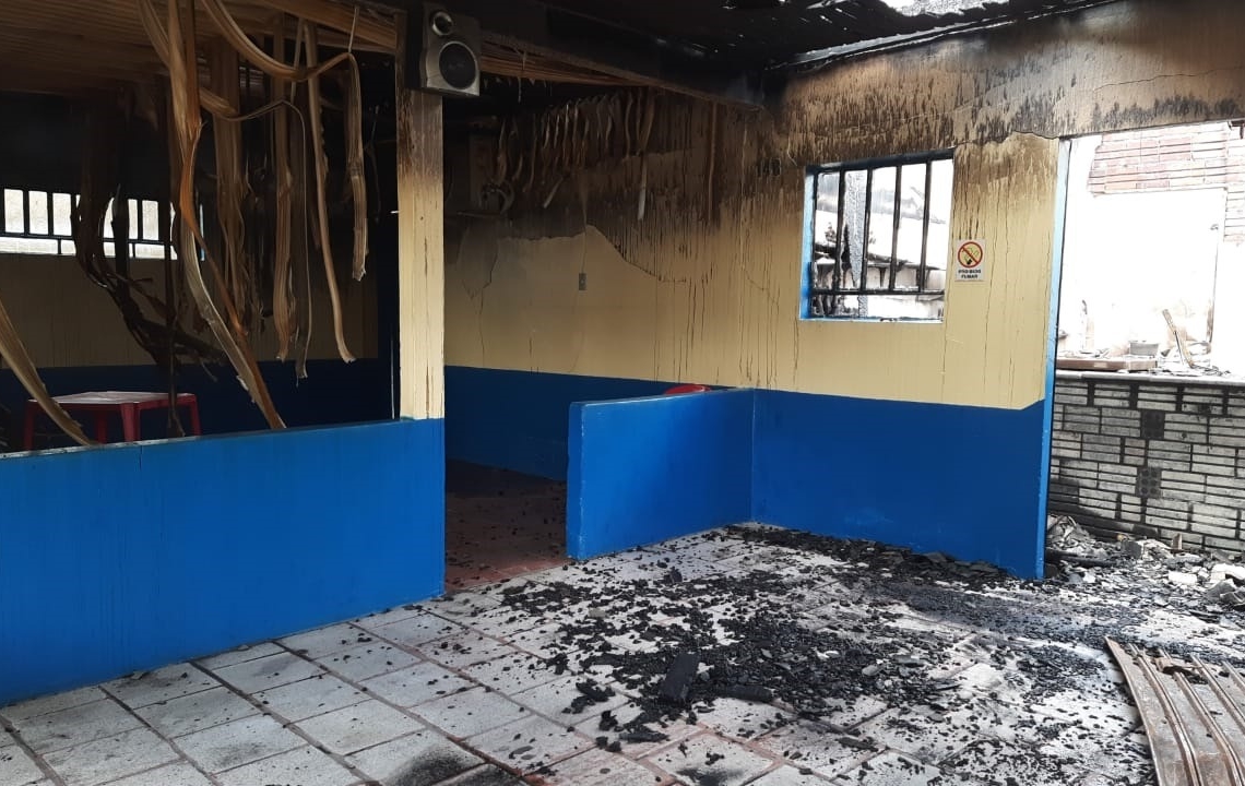 Incêndio destruiu residência da vítima (Foto: Deivis Luz)