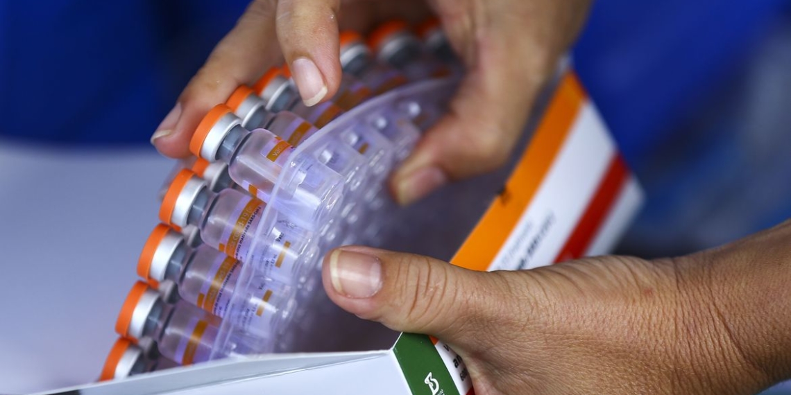 Começa distribuição de 3,2 milhões de doses da vacina contra covid-19