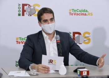 "É com a vacina que conseguiremos parar o vírus", disse Leite durante transmissão ao vivo pelo internet - Foto: Itamar Aguiar / Palácio Piratini