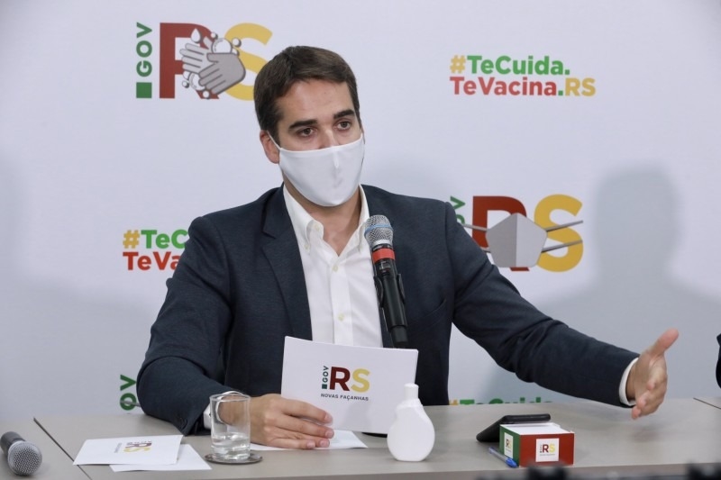 "É com a vacina que conseguiremos parar o vírus", disse Leite durante transmissão ao vivo pelo internet - Foto: Itamar Aguiar / Palácio Piratini