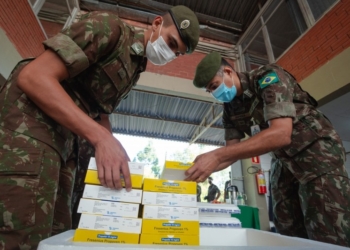 Militares do 3º Batalhão de Suprimento se responsabilizaram pela entrega dos medicamentos em 45 municípios - Foto: Felipe Dalla Valle/Palácio Piratini