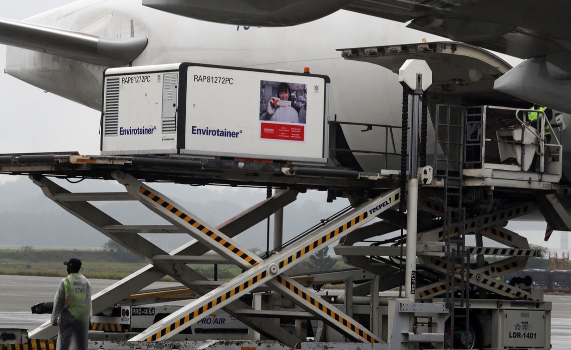 Carga com primeiras doses da CoronaVac chega ao Aeroporto Internacional de São Paulo - Foto: Reuters/Amanda Perobelli
