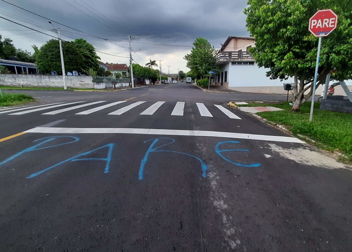 Mesmo com a placa, moradores pintaram aviso de “Pare” no asfalto para alertar os motoristas - Fotos: Henrique Ternus