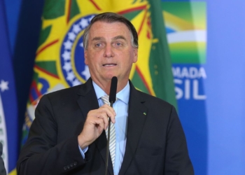 Presidente Jair Bolsonaro discursa após cerimônia de posse do Ministro de Estado da Cidadania, Joao Roma, e do Ministro de Estado Chefe da Secretaria-Geral da Presidência da República, Onix Lorenzoni e sanção da Lei da Autonomia do Banco Central