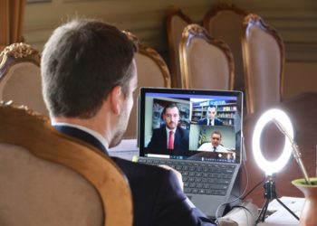 Leite, Dallazen e Costa conversaram por videoconferência com o ministro Nunes Marques - Foto: Itamar Aguiar / Palácio Piratini