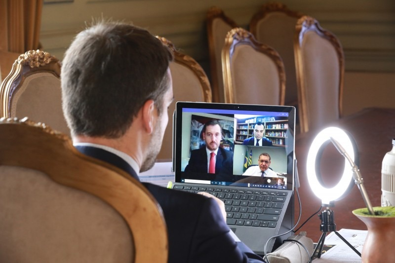 Leite, Dallazen e Costa conversaram por videoconferência com o ministro Nunes Marques - Foto: Itamar Aguiar / Palácio Piratini