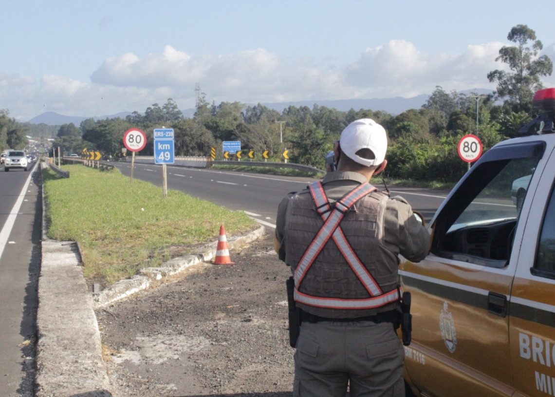 Fiscalização com radar móvel em Parobé, no km-49 da ERS-239 
(Foto: Melissa Costa)