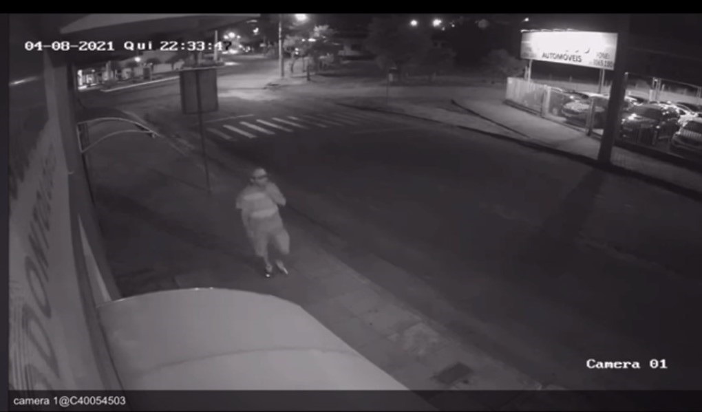 Ação do ladrão foi flagrada por câmeras de segurança (Imagem: Reprodução)
