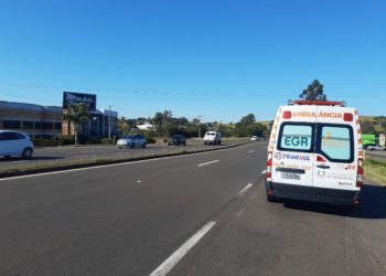 Colchão cai de carro em movimento e atinge motociclista na RS 239