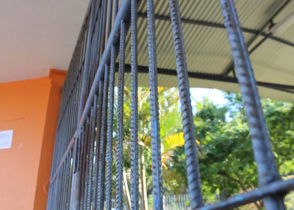 Escola Municipal Ayrton Senna, de Sapiranga, mantém portões fechados durante a aula
(Foto: Melissa Costa)