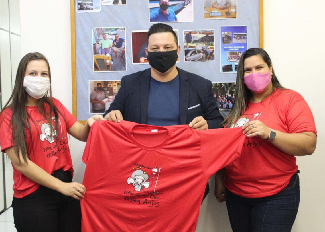 Pamela e Kawane, entregam camiseta do "Galetinha do Bem" para o vereador Tiago Moraes