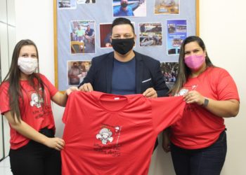 Pamela e Kawane, entregam camiseta do "Galetinha do Bem" para o vereador Tiago Moraes
