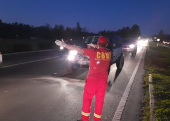 Acidente envolvendo caminhão e moto deixa trânsito congestionado na RS-239