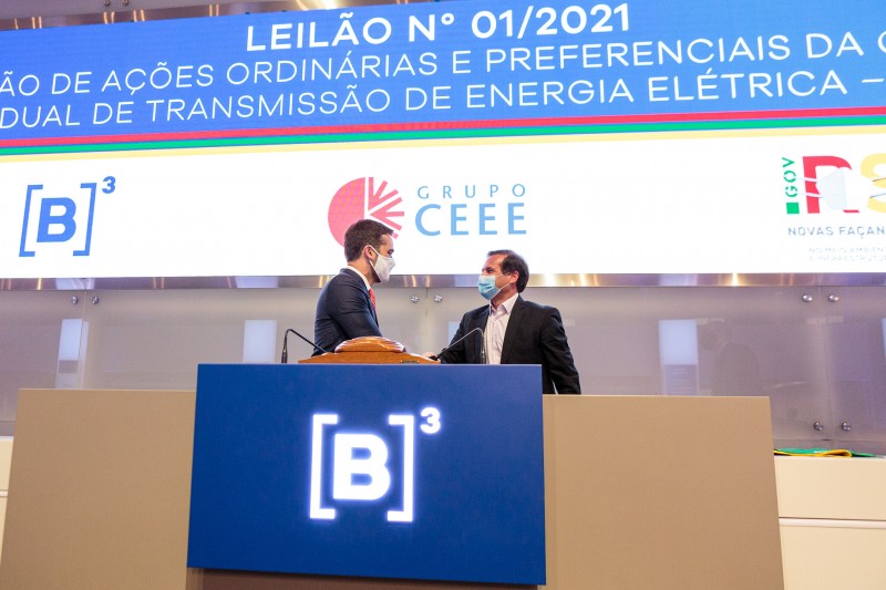Governador Leite e Gustavo Estrella, presidente da CPFL Energia, empresa que assumirá a CEEE-T - Foto: Gustavo Mansur / Palácio Piratini
