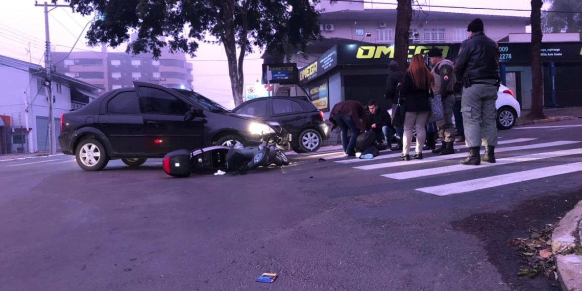 Acidente entre carro e moto é registrado em esquina no centro de Sapiranga