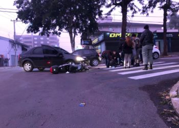 Acidente entre carro e moto é registrado em esquina no centro de Sapiranga