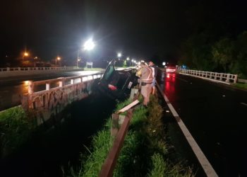 Motorista perde o controle e carro fica preso entre pontes na RS-239