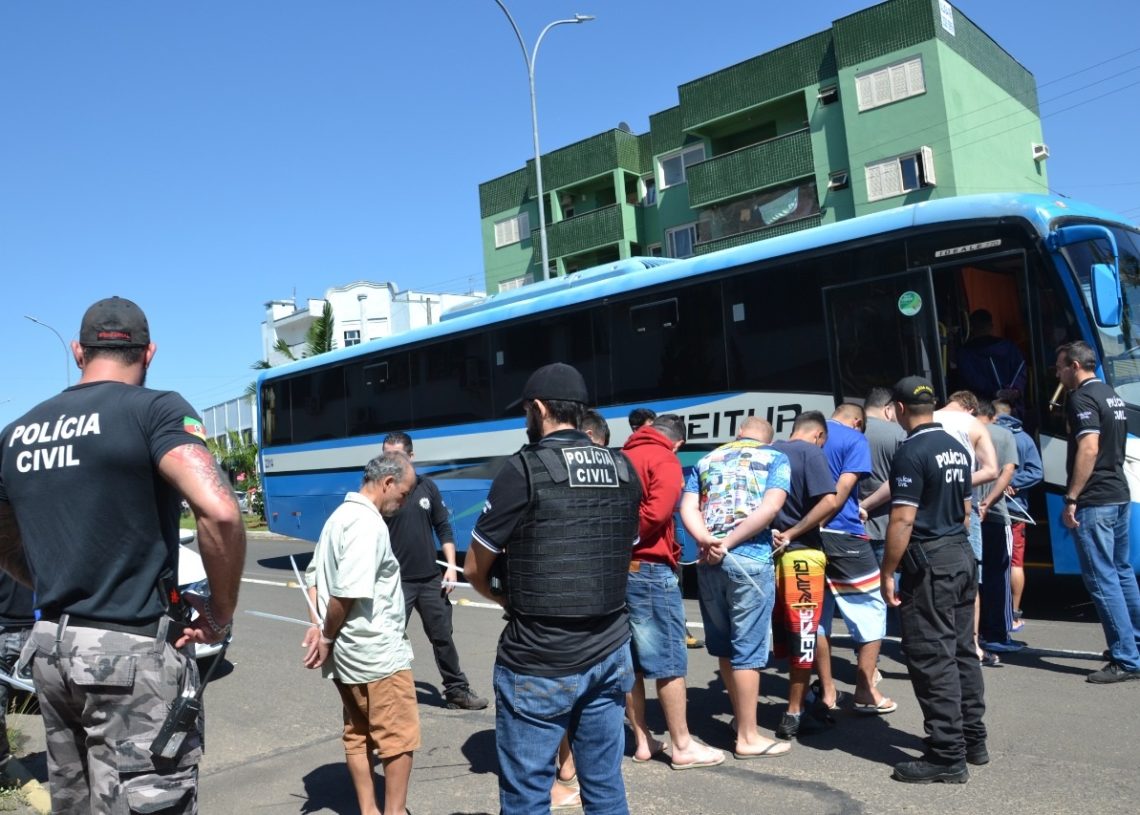 Foi necessário um ônibus para transportar os presos para a casa prisional 
(Foto: Melissa Costa)