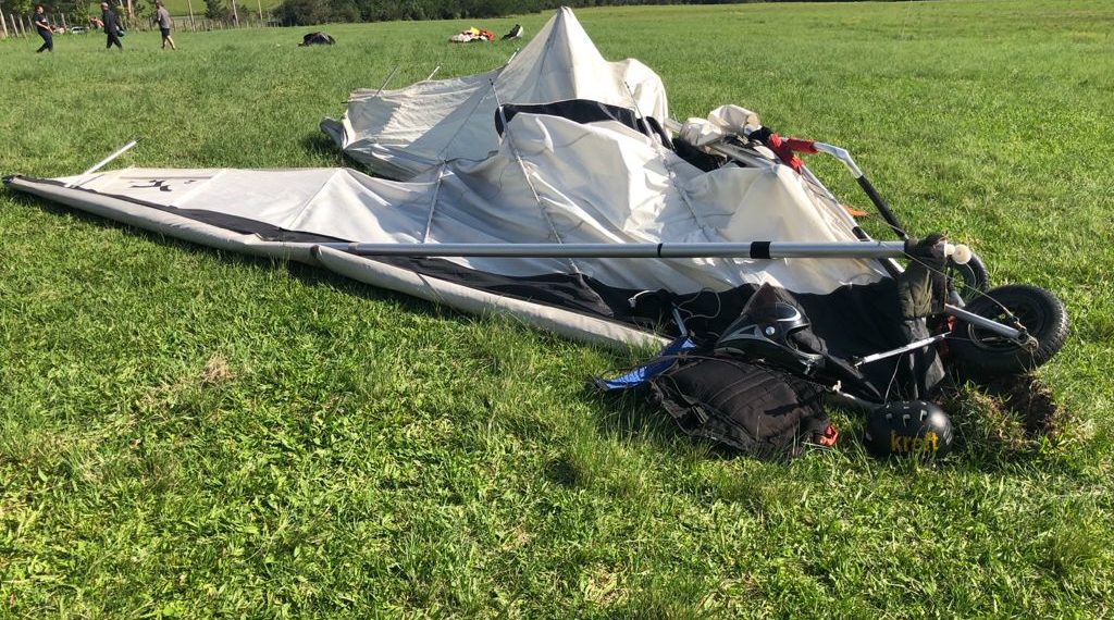 Asa-delta quebra durante voo e duas pessoas ficam gravemente feridas em Sapiranga