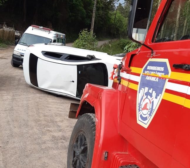 Motorista perde o controle e veículo capota em Araricá