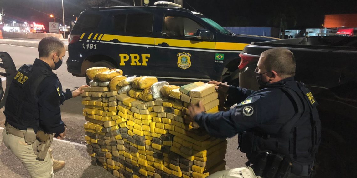 Dupla em caminhonete roubada e com placas clonadas de veículo de Sapiranga é presa pela PRF em Passo Fundo