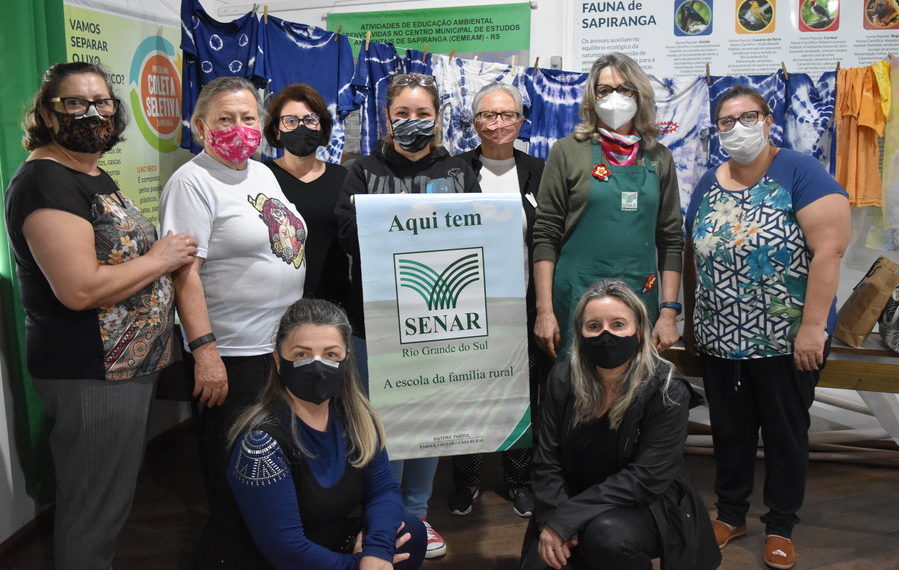 Curso gratuito no Cemeam Sapiranga ensina tingimento e pintura em tecido