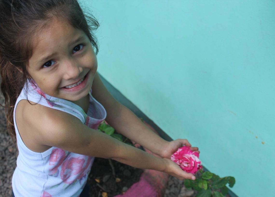 Crianças da Emei Bambolê, do bairro São Luiz, junto aos canteiros de rosas Fotos: Melissa Costa