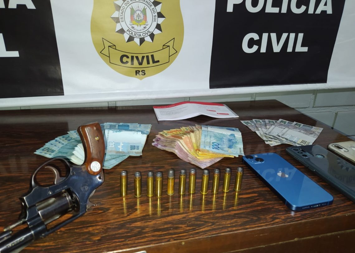 Revólver, munição e 
quase R$ 5 mil 
apreendidos na ação 
Foto: Polícia Civil