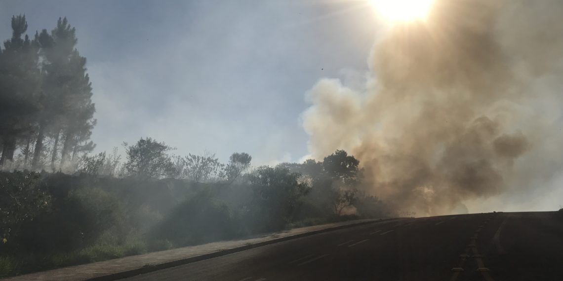 Incêndio em área urbana altera rotina dos moradores em Sapiranga
