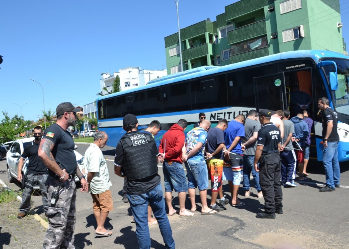 Devido ao grande
número de presos, foi
necessário um ônibus
para transportá-los
para a cadeia
Foto: Melissa Costa/Arquivo JR