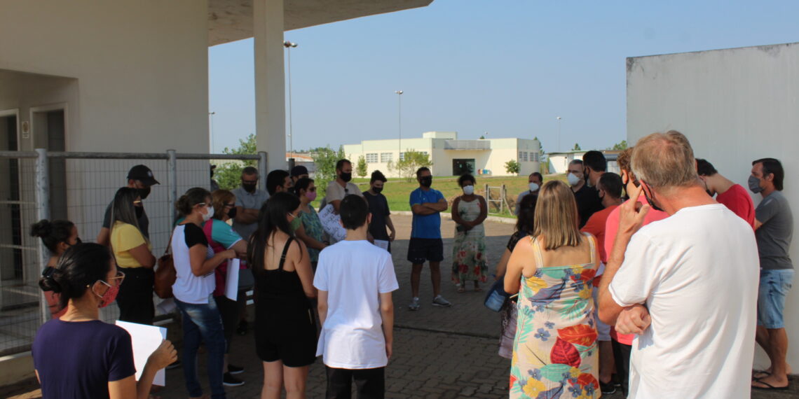 Pais de alunos fazem manifestação em frente ao IFSul, de Sapiranga