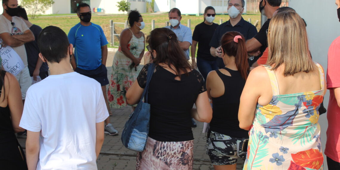 Pais de alunos fazem manifestação em frente ao IFSul, de Sapiranga