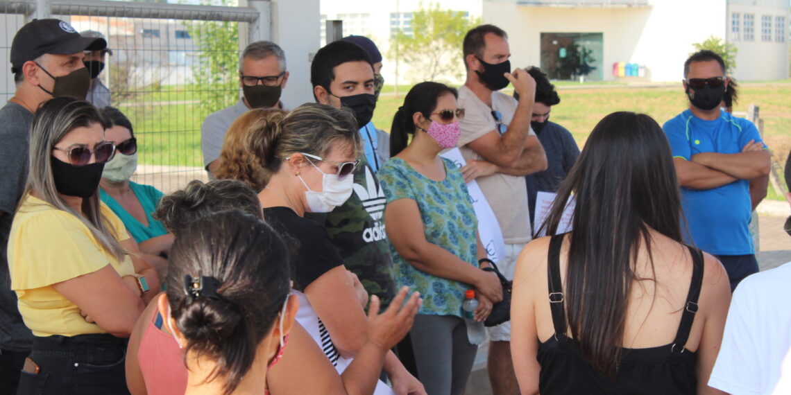 Pais de alunos fazem manifestação em frente ao IFSul, de Sapiranga