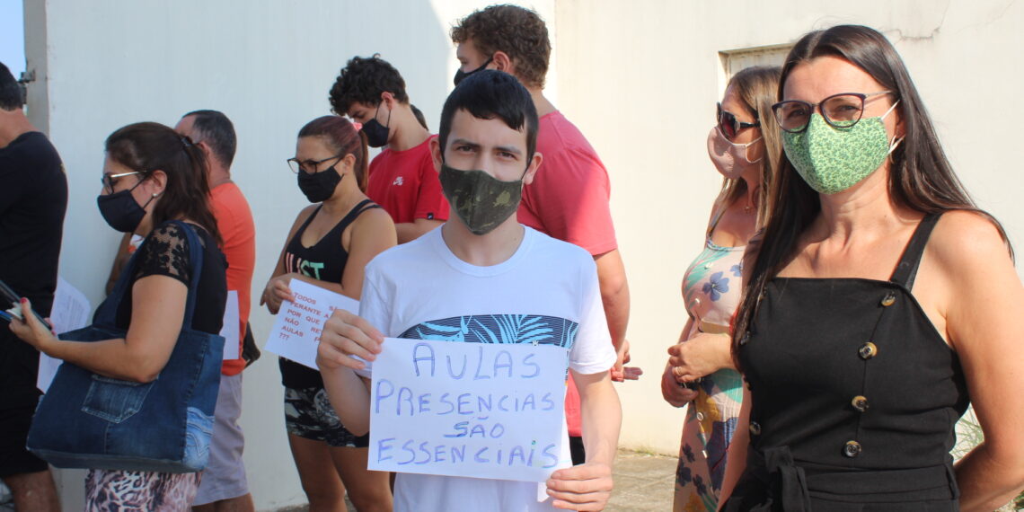 Pais de alunos fazem manifestação em frente ao IFSul, de Sapiranga