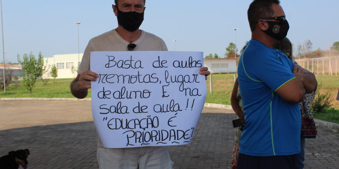 Pais de alunos fazem manifestação em frente ao IFSul, de Sapiranga