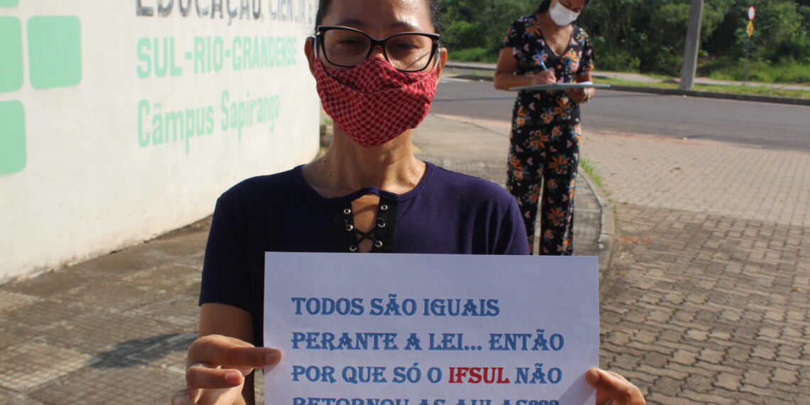 Pais de alunos fazem manifestação em frente ao IFSul, de Sapiranga