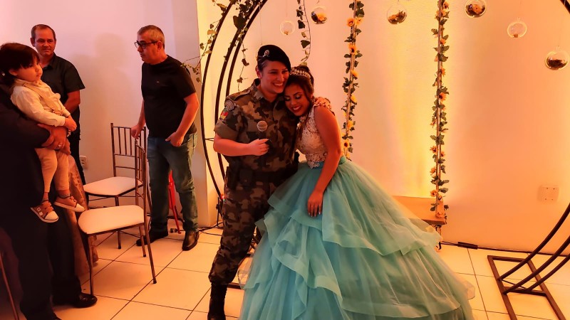 Brigada Militar realiza sonho de menina no dia do seu aniversário em Nova Hartz