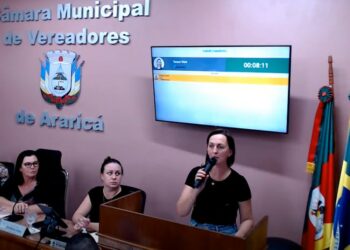 Vereadora cobra pagamento do piso aos professores em Araricá