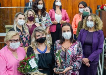 Presidente da Câmara de Campo Bom, Gênifer Engers, recebe troféu Mulher Cidadã da Assembleia Legislativa