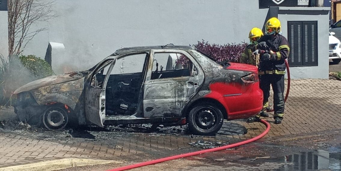 Bombeiros combatem incêndio veicular no Centro de Sapiranga