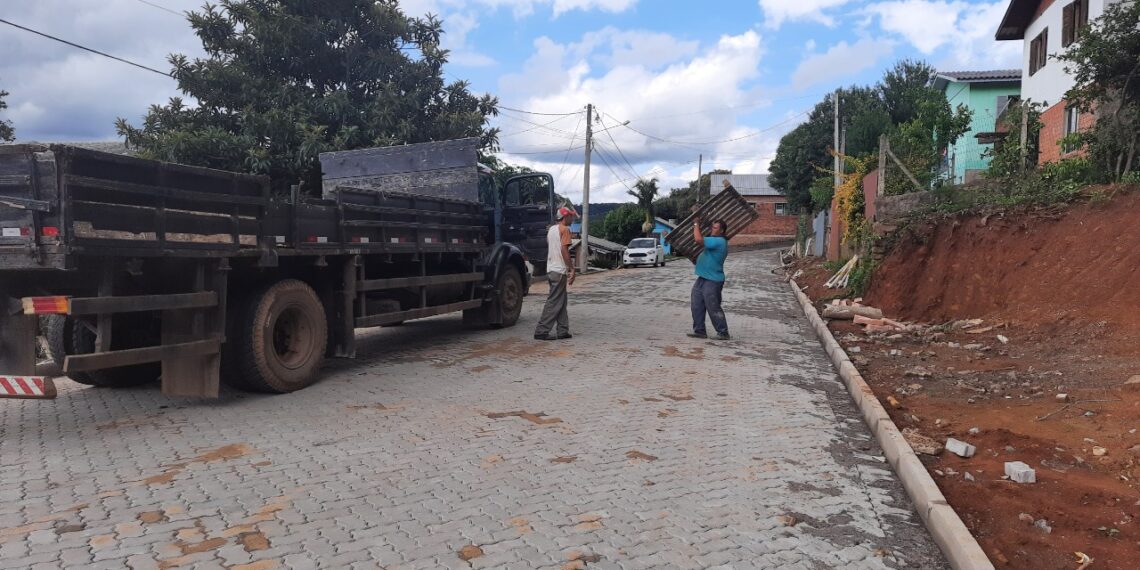 Mais três ruas de bairro tradicional de Nova Hartz receberam pavimentação e moradores destacam ação