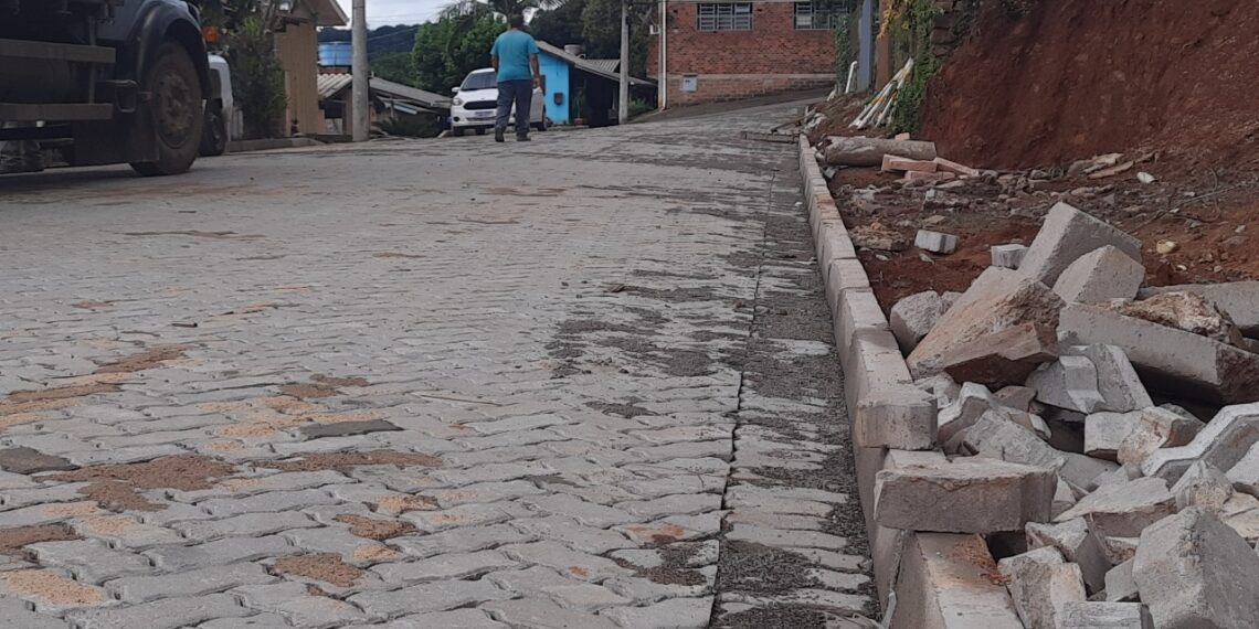 Mais três ruas de bairro tradicional de Nova Hartz receberam pavimentação e moradores destacam ação