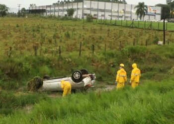 Veículo sai da pista e vai parar na valeta lateral da RS-239 em Sapiranga