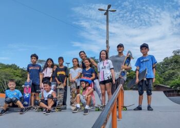 Skatistas de Sapiranga instruem crianças sobre o esporte e espalham alegria no Parcão