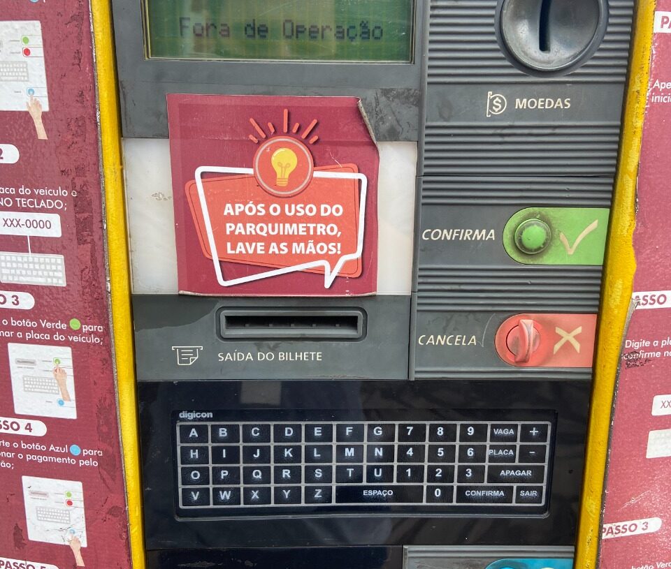 Esquina da  Av.João Corrêa com a rua 7 de Setembro :  Esta máquina não está operando para nenhum tipo de pagamento e a tela exibe a mensagem "Atenção: fora de operação".