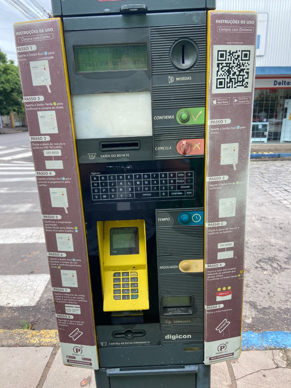Em frente à Prefeitura:  Em nenhuma das máquinas testadas é possível realizar o pagamento com cartões. Informação confirmada por uma funcionária da Rizzo.