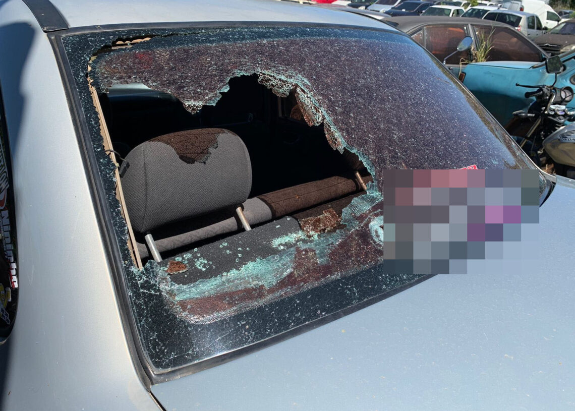 Após disparos, grupo também depredou vidro traseiro com socos 
Foto: Polícia Civil