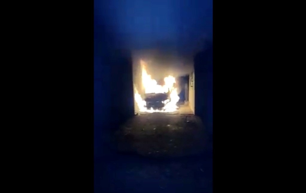 Veículo em chamas dentro da garagem da residência (Foto: Reprodução)