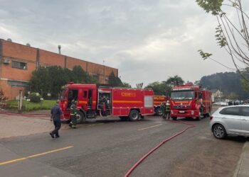 Três pessoas ficam feridas em incêndio de gráfica em Campo Bom