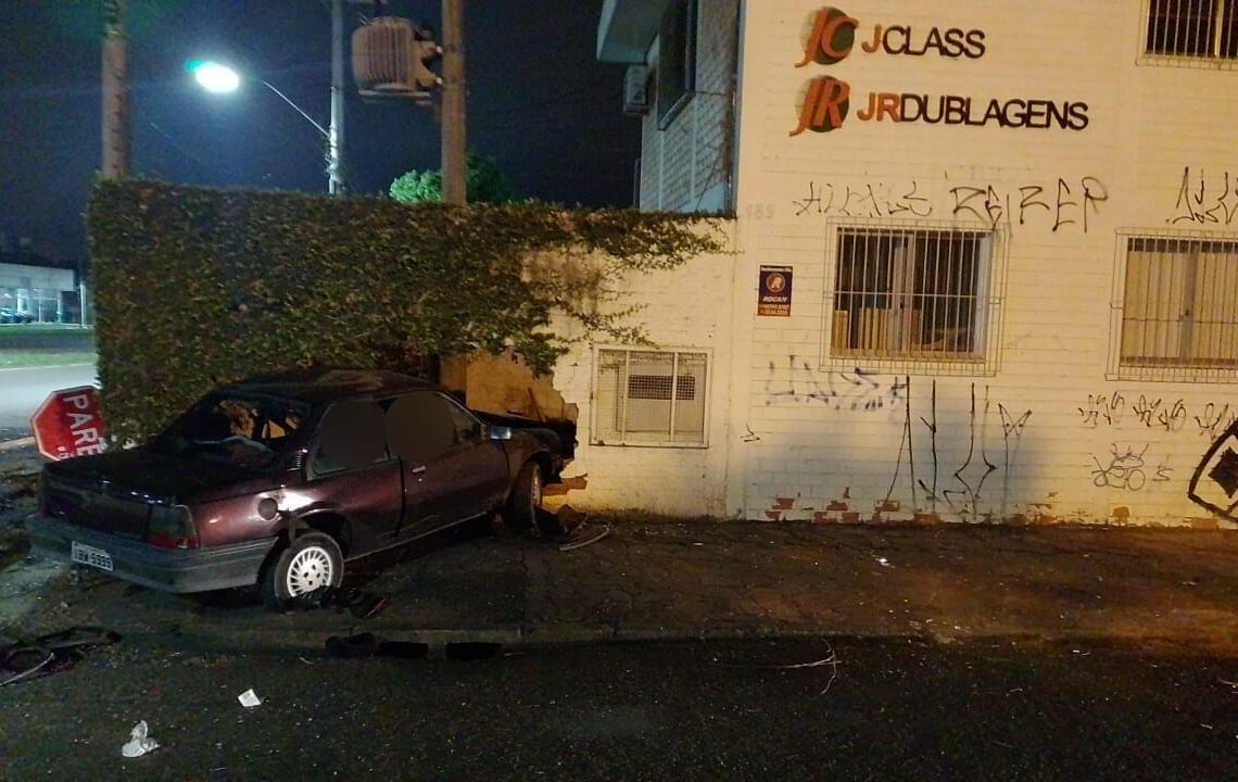 Veículo bateu contra muro de empresa
Foto: Divulgação CRBM